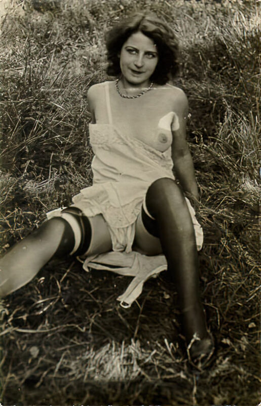 B&W Volume 5 Image of Naked / Nude Woman in the Vintage Era