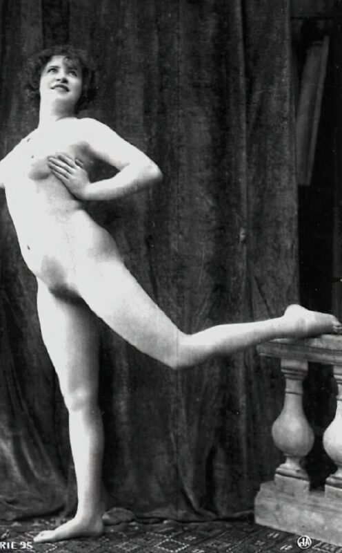 B&W Volume 5 Image of Naked / Nude Woman in the Vintage Era