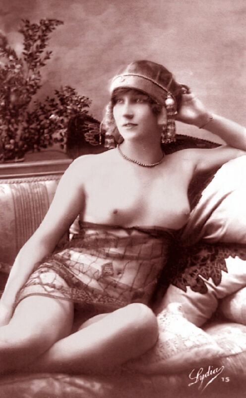 B&W Volume 5 Image of Naked / Nude Woman in the Vintage Era