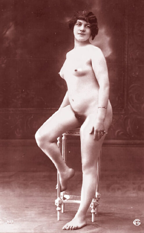 B&W Volume 5 Image of Naked / Nude Woman in the Vintage Era