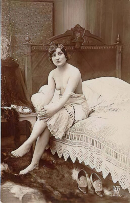 B&W Volume 5 Image of Naked / Nude Woman in the Vintage Era