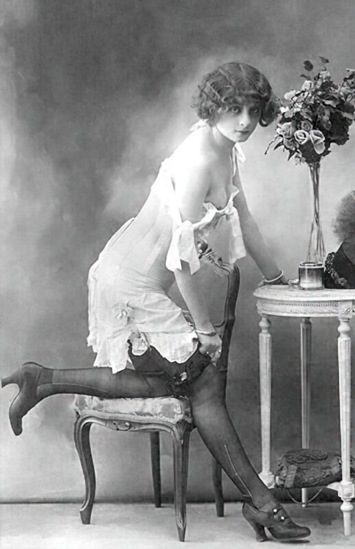 B&W Volume 5 Image of Naked / Nude Woman in the Vintage Era