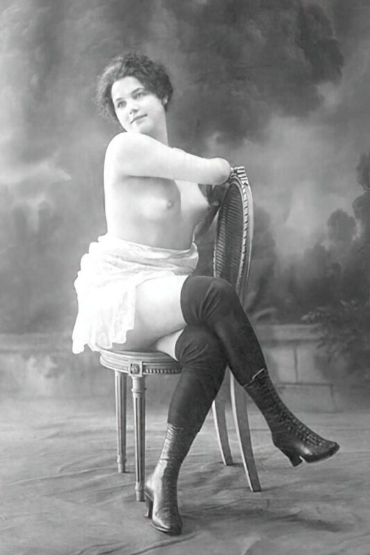 B&W Volume 5 Image of Naked / Nude Woman in the Vintage Era