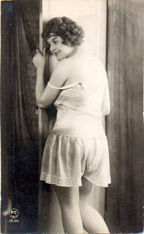 B&W Volume 5 Image of Naked / Nude Woman in the Vintage Era