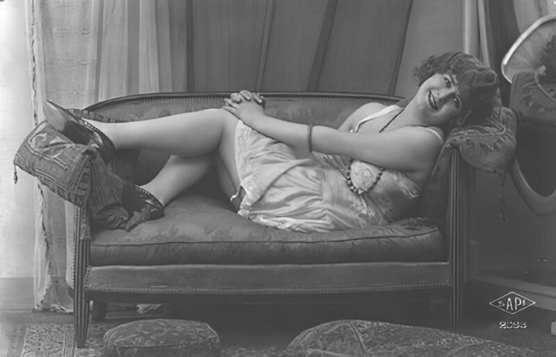 B&W Volume 5 Image of Naked / Nude Woman in the Vintage Era