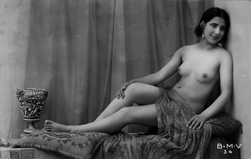 B&W Volume 5 Image of Naked / Nude Woman in the Vintage Era