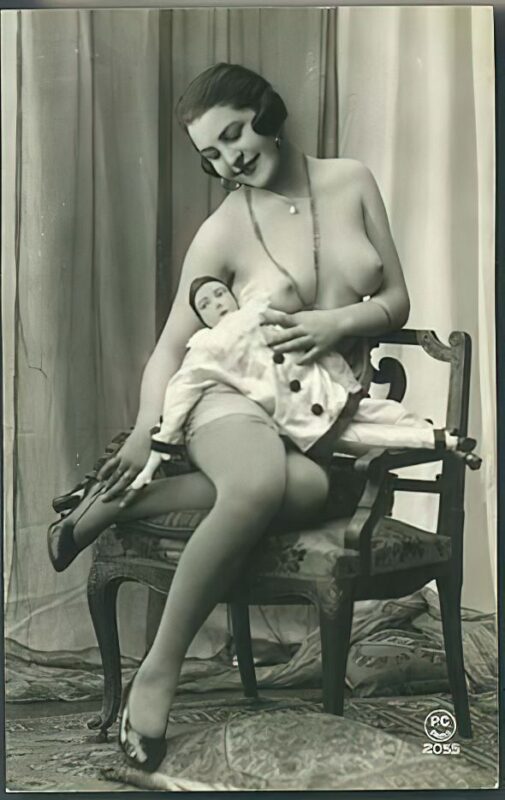 Volume 1 of Black and White Image of Naked / Nude Woman in the Classic Retro Period Volume 1 of Black and White Photo of Naked / Nude Women and Girls in the Vintage Era