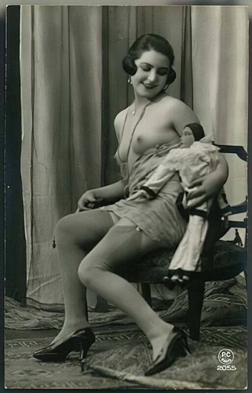 Volume 1 of Black and White Image of Naked / Nude Woman in the Classic Retro Period Volume 1 of Black and White Photo of Naked / Nude Women and Girls in the Vintage Era