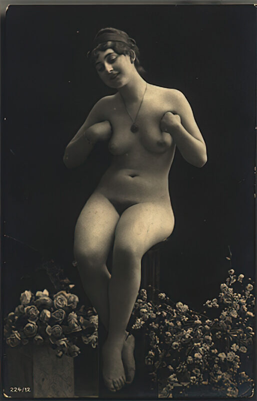 Volume 1 of Black and White Image of Naked / Nude Woman in the Classic Retro Period Volume 1 of Black and White Photo of Naked / Nude Women and Girls in the Vintage Era