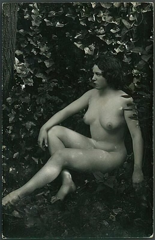 Volume 1 of Black and White Image of Naked / Nude Woman in the Classic Retro Period Volume 1 of Black and White Photo of Naked / Nude Women and Girls in the Vintage Era