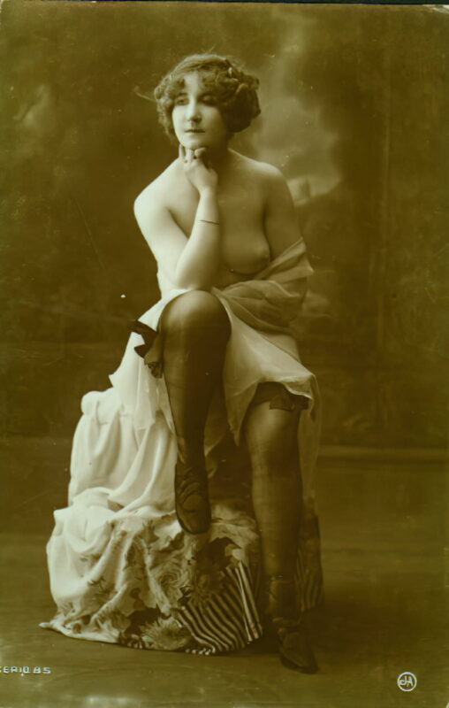 Volume 1 of Black and White Image of Naked / Nude Woman in the Classic Retro Period Volume 1 of Black and White Photo of Naked / Nude Women and Girls in the Vintage Era