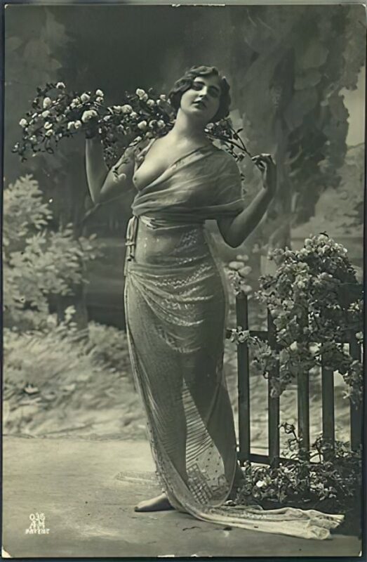 Volume 1 of Black and White Image of Naked / Nude Woman in the Classic Retro Period Volume 1 of Black and White Photo of Naked / Nude Women and Girls in the Vintage Era
