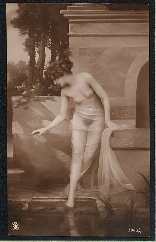 Volume 1 of Black and White Image of Naked / Nude Woman in the Classic Retro Period Volume 1 of Black and White Photo of Naked / Nude Women and Girls in the Vintage Era