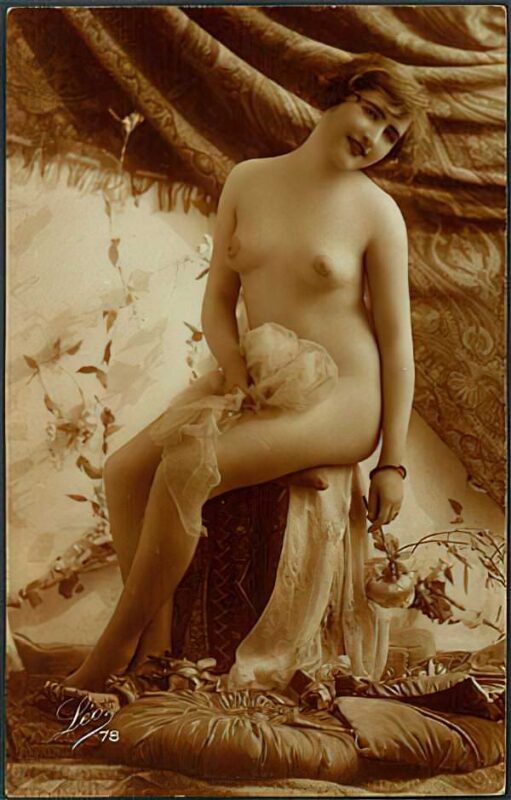 Volume 1 of Black and White Image of Naked / Nude Woman in the Classic Retro Period Volume 1 of Black and White Photo of Naked / Nude Women and Girls in the Vintage Era