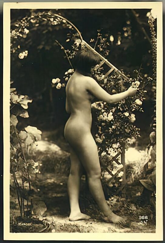 Volume 1 of Black and White Image of Naked / Nude Woman in the Classic Retro Period Volume 1 of Black and White Photo of Naked / Nude Women and Girls in the Vintage Era