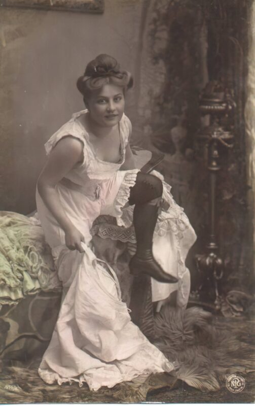 Volume 1 of Black and White Image of Naked / Nude Woman in the Classic Retro Period Volume 1 of Black and White Photo of Naked / Nude Women and Girls in the Vintage Era