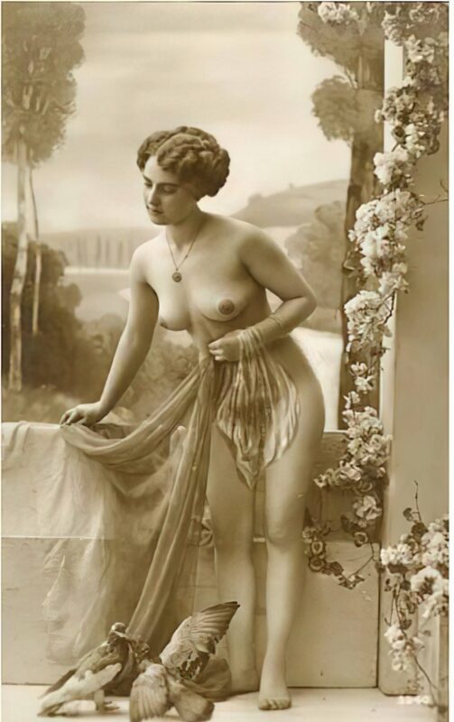 Volume 1 of Black and White Image of Naked / Nude Woman in the Classic Retro Period Volume 1 of Black and White Photo of Naked / Nude Women and Girls in the Vintage Era