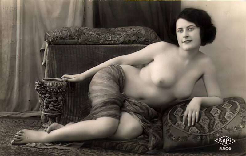 Volume 1 of Black and White Image of Naked / Nude Woman in the Classic Retro Period Volume 1 of Black and White Photo of Naked / Nude Women and Girls in the Vintage Era