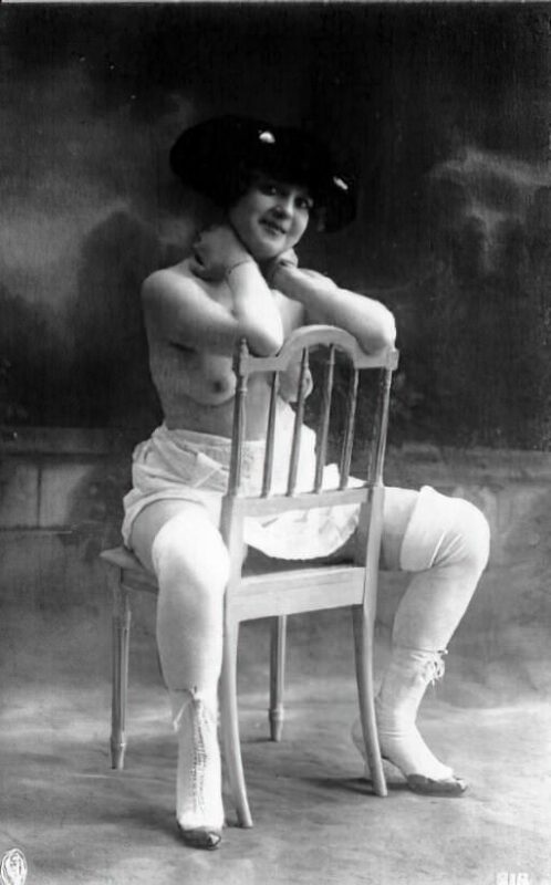 Volume 1 of Black and White Image of Naked / Nude Woman in the Classic Retro Period Volume 1 of Black and White Photo of Naked / Nude Women and Girls in the Vintage Era