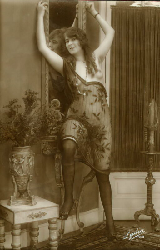 Volume 1 of Black and White Image of Naked / Nude Woman in the Classic Retro Period Volume 1 of Black and White Photo of Naked / Nude Women and Girls in the Vintage Era