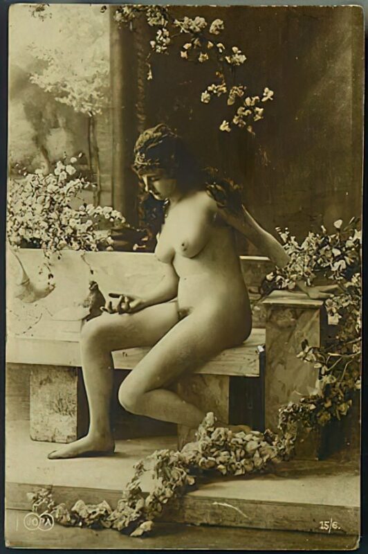 Volume 1 of Black and White Image of Naked / Nude Woman in the Classic Retro Period Volume 1 of Black and White Photo of Naked / Nude Women and Girls in the Vintage Era