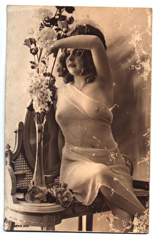 Volume 1 of Black and White Image of Naked / Nude Woman in the Classic Retro Period Volume 1 of Black and White Photo of Naked / Nude Women and Girls in the Vintage Era