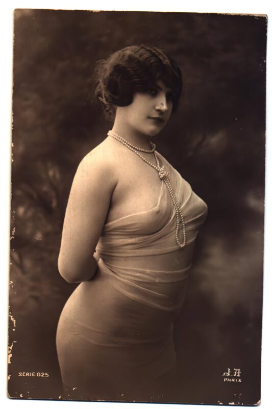 Volume 1 of Black and White Image of Naked / Nude Woman in the Classic Retro Period Volume 1 of Black and White Photo of Naked / Nude Women and Girls in the Vintage Era