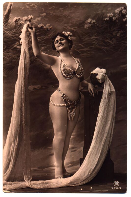 Volume 1 of Black and White Image of Naked / Nude Woman in the Classic Retro Period Volume 1 of Black and White Photo of Naked / Nude Women and Girls in the Vintage Era