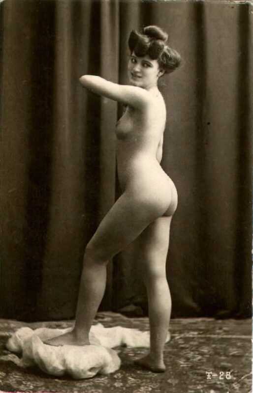 Volume 1 of Black and White Image of Naked / Nude Woman in the Classic Retro Period Volume 1 of Black and White Photo of Naked / Nude Women and Girls in the Vintage Era