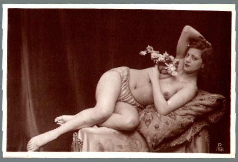 Volume 1 of Black and White Image of Naked / Nude Woman in the Classic Retro Period Volume 1 of Black and White Photo of Naked / Nude Women and Girls in the Vintage Era