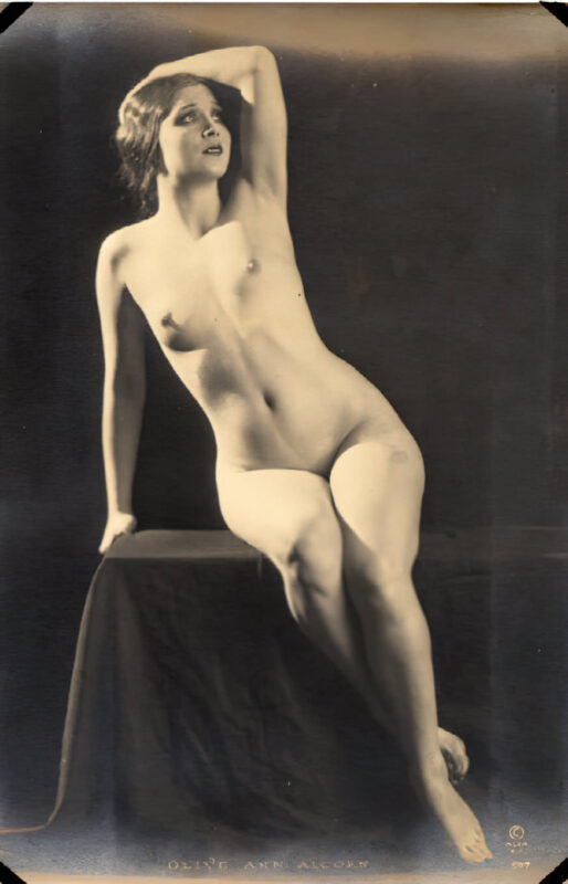 Volume 1 of Black and White Image of Naked / Nude Woman in the Classic Retro Period Volume 1 of Black and White Photo of Naked / Nude Women and Girls in the Vintage Era