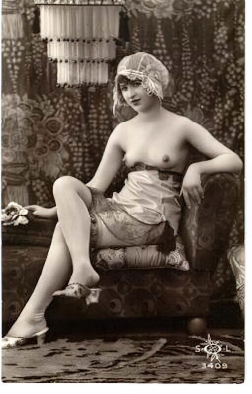 Volume 1 of Black and White Image of Naked / Nude Woman in the Classic Retro Period Volume 1 of Black and White Photo of Naked / Nude Women and Girls in the Vintage Era