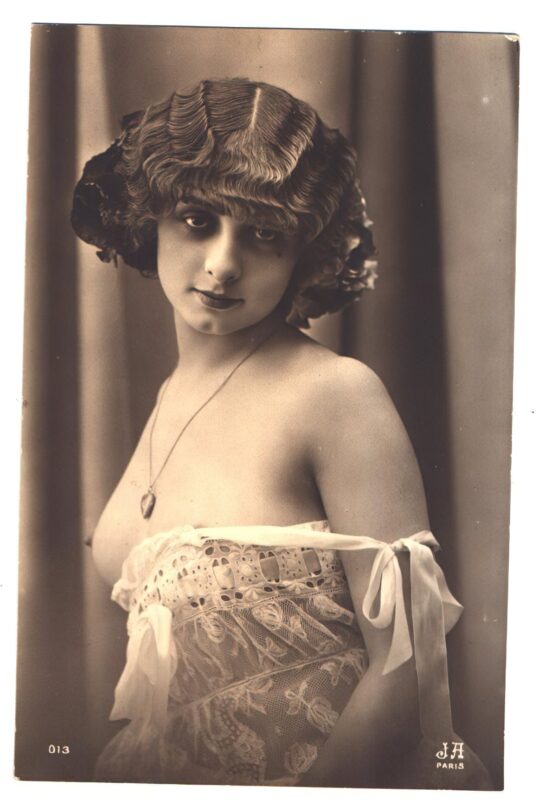 Volume 1 of Black and White Image of Naked / Nude Woman in the Classic Retro Period Volume 1 of Black and White Photo of Naked / Nude Women and Girls in the Vintage Era
