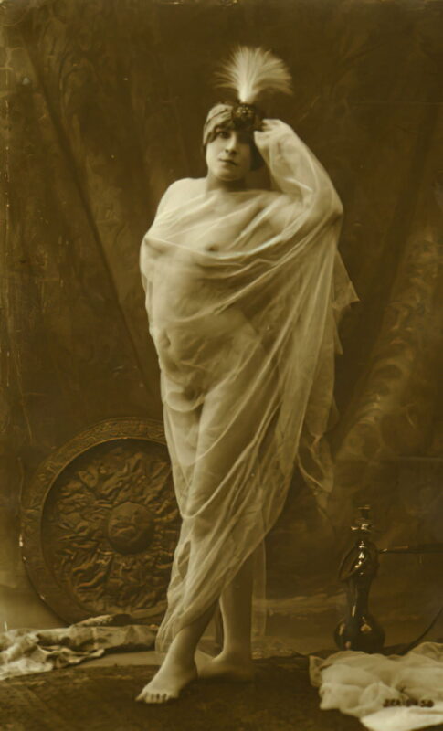 Volume 1 of Black and White Image of Naked / Nude Woman in the Classic Retro Period Volume 1 of Black and White Photo of Naked / Nude Women and Girls in the Vintage Era