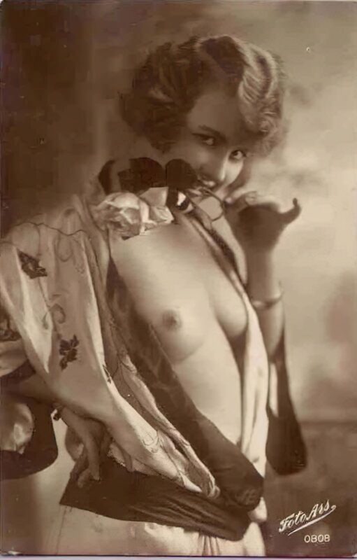 Volume 1 of Black and White Image of Naked / Nude Woman in the Classic Retro Period Volume 1 of Black and White Photo of Naked / Nude Women and Girls in the Vintage Era