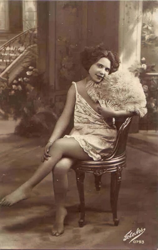 Volume 1 of Black and White Image of Naked / Nude Woman in the Classic Retro Period Volume 1 of Black and White Photo of Naked / Nude Women and Girls in the Vintage Era