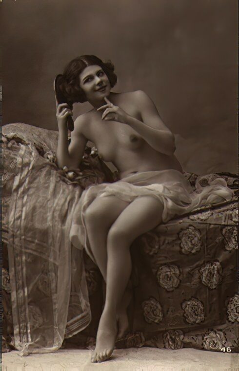 Volume 1 of Black and White Image of Naked / Nude Woman in the Classic Retro Period Volume 1 of Black and White Photo of Naked / Nude Women and Girls in the Vintage Era