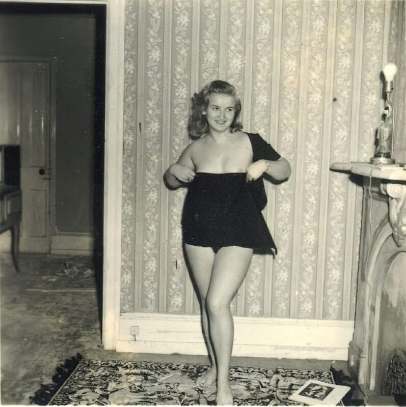 Retro Girls naked in the 1960's Vintage Erotica and Photo Image Galleries of Classic Women Nude in the 1960's